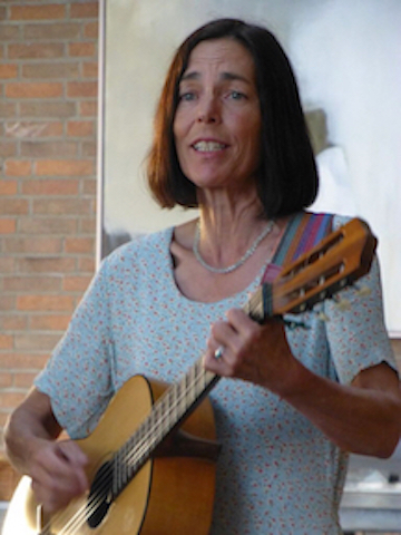 Leonore on guitat